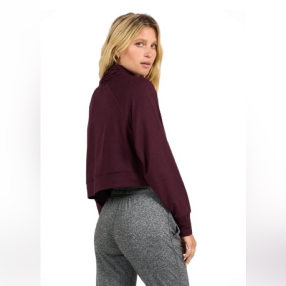Vuori halo cropped funnel neck dreamknit pullover in cerise size large - Picture 4 of 10